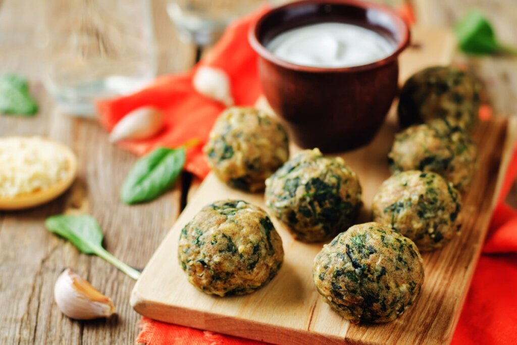 Bolinhos de espinafre em cima de uma tábua de madeira