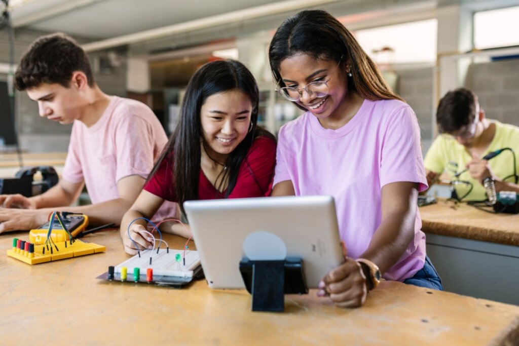 Grupo de estudantes em aula desenvolvendo projeto de engenharia