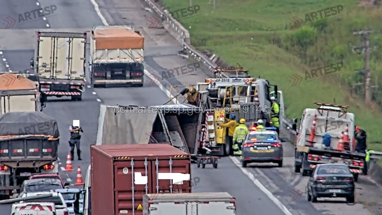 Caminhão tomba após pneu estourar no Rodoanel Mário Covas, em Suzano