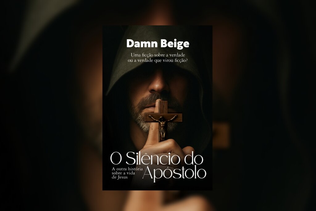 Capa sombria com o rosto de um homem barbado parcialmente escondido por um capuz. Ele segura uma cruz de madeira sobre os lábios, fazendo um gesto de silêncio. Título "O Silêncio do Apóstolo" na parte inferior.