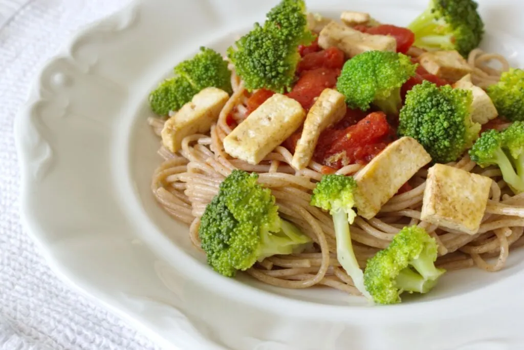 Proteína vegetal: 5 receitas surpreendentes com tofu para o almoço