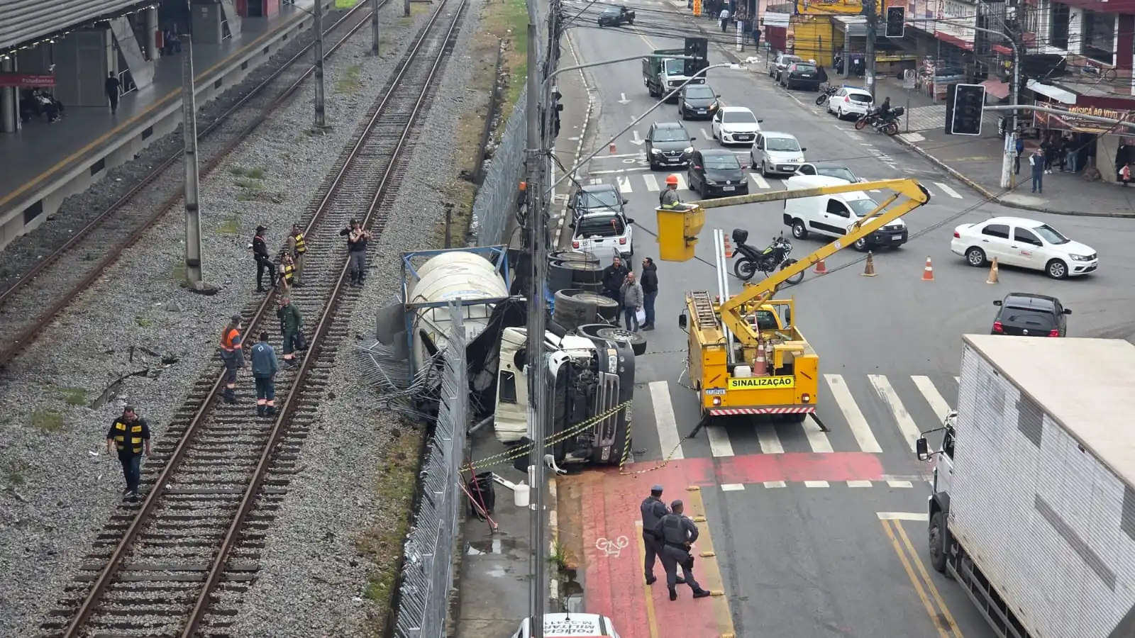 Caminhão com óleo tomba e quebra grades da estação de Suzano