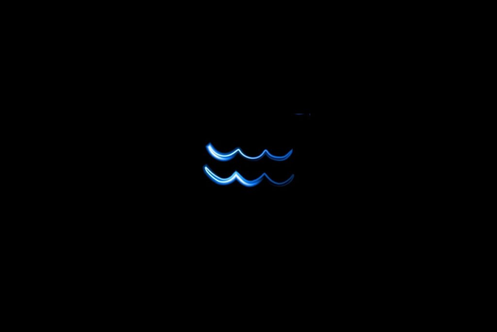 Ilustração do signo de aquário em azul sobre um fundo preto