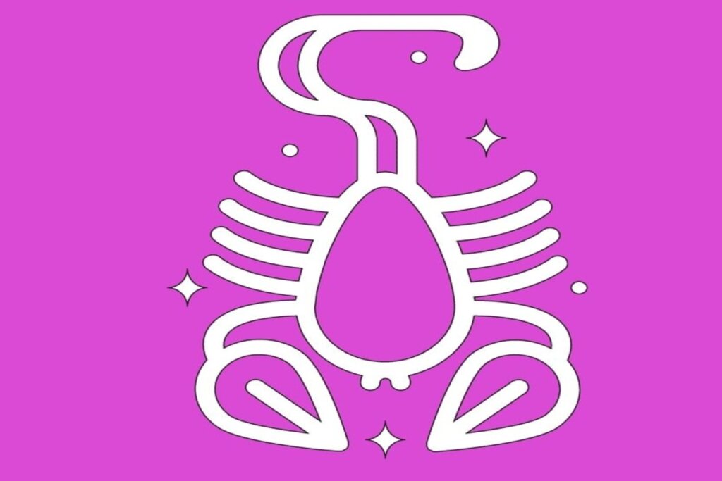 Um escorpião estilizado com cauda levantada e ferrão destacado. O desenho é simples e simétrico, sendo branco em fundo rosa