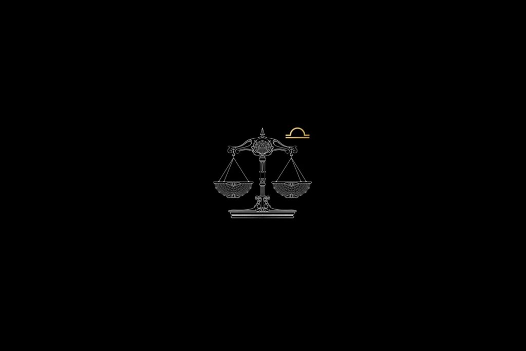 Ilustração de uma balança na cor branca, em um fundo preto, com o símbolo de libra acima