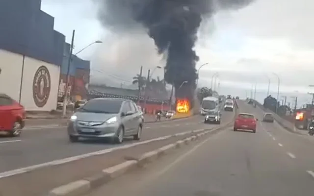 Vídeo: ônibus com passageiros pega fogo Vila Jaú, em Poá