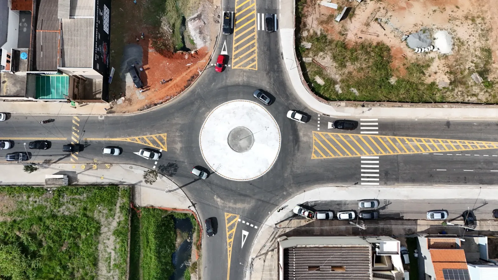 Prefeitura de Suzano instala semáforo e rotatória na Avenida Senador Roberto Simonsen