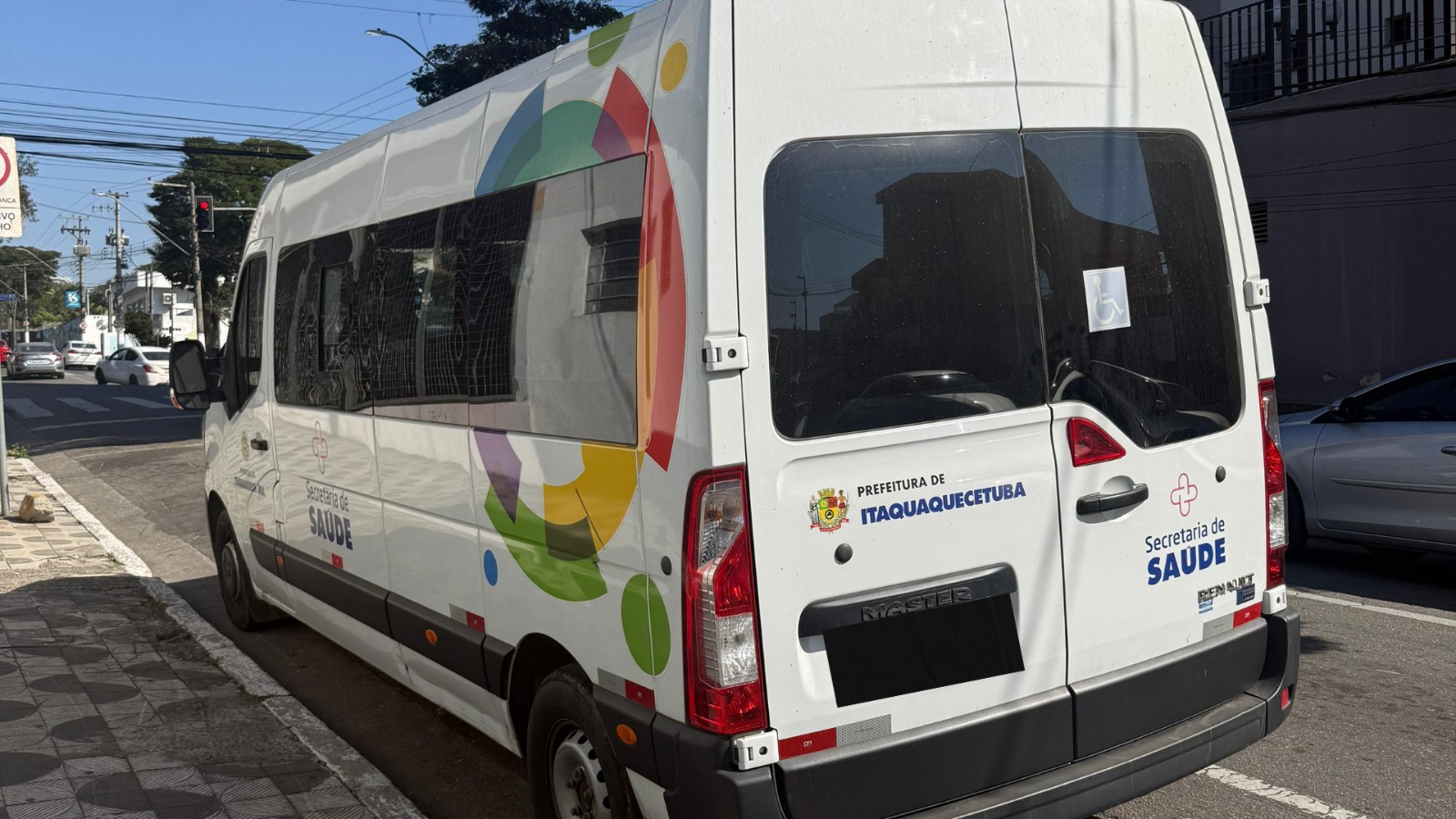 PM recupera van da Prefeitura de Itaquá e prende suspeito de roubo; motorista foi mantido refém