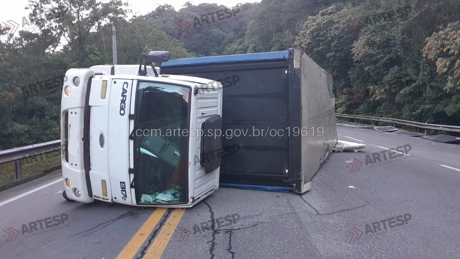 Caminhão tomba na Mogi-Bertioga e causa congestionamento