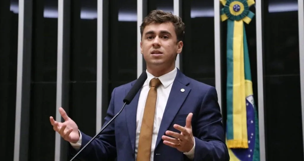 Nikolas Ferreira causa polêmica ao defender direito de pais não mandarem filhos à escola