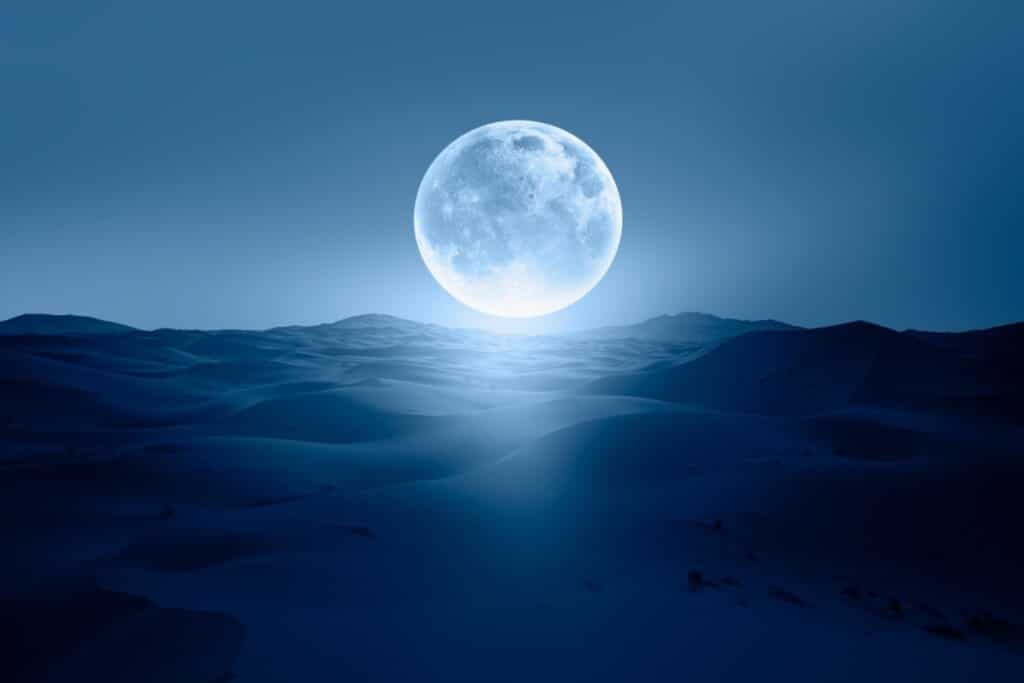 Rituais lunares para julho: veja como aproveitar as fases da Lua para se conectar com sua energia