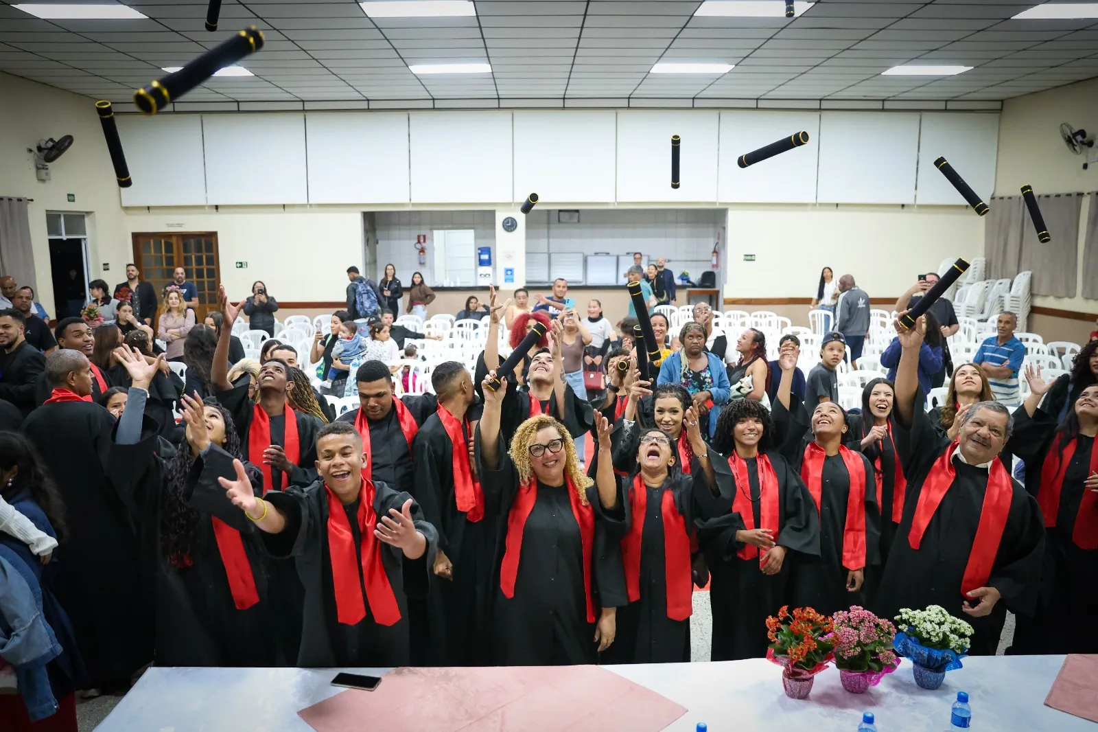 Ferraz de Vasconcelos realiza formatura de estudantes do Ensino Fundamental da EJA