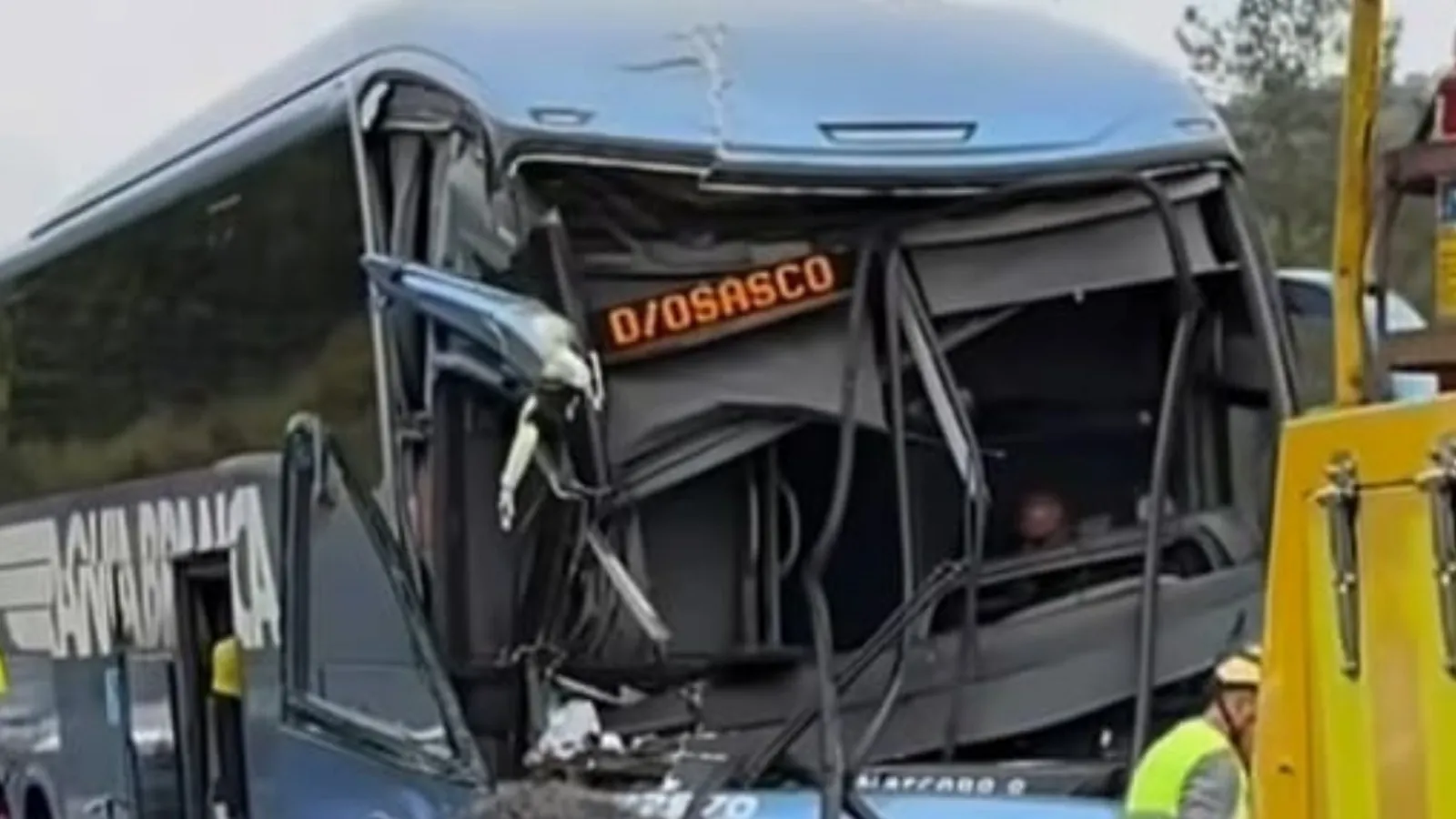 Ônibus e carreta colidem na Dutra, em Arujá; uma passageira teve ferimentos leves