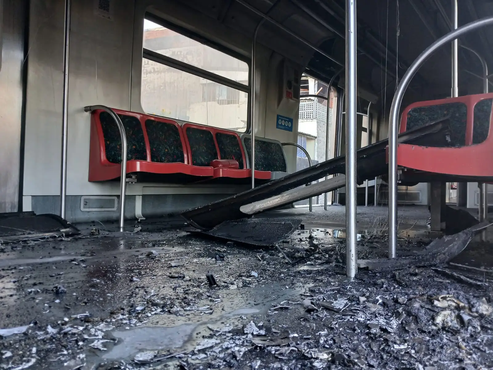 Derrite levanta possibilidade, e CPTM descarta sabotagem em trem que pegou fogo no Brás