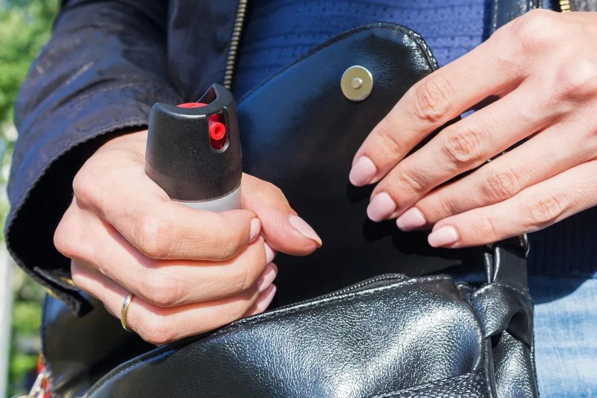 Lei que autoriza mulheres a comprar spray de pimenta para defesa pessoal entra em vigor