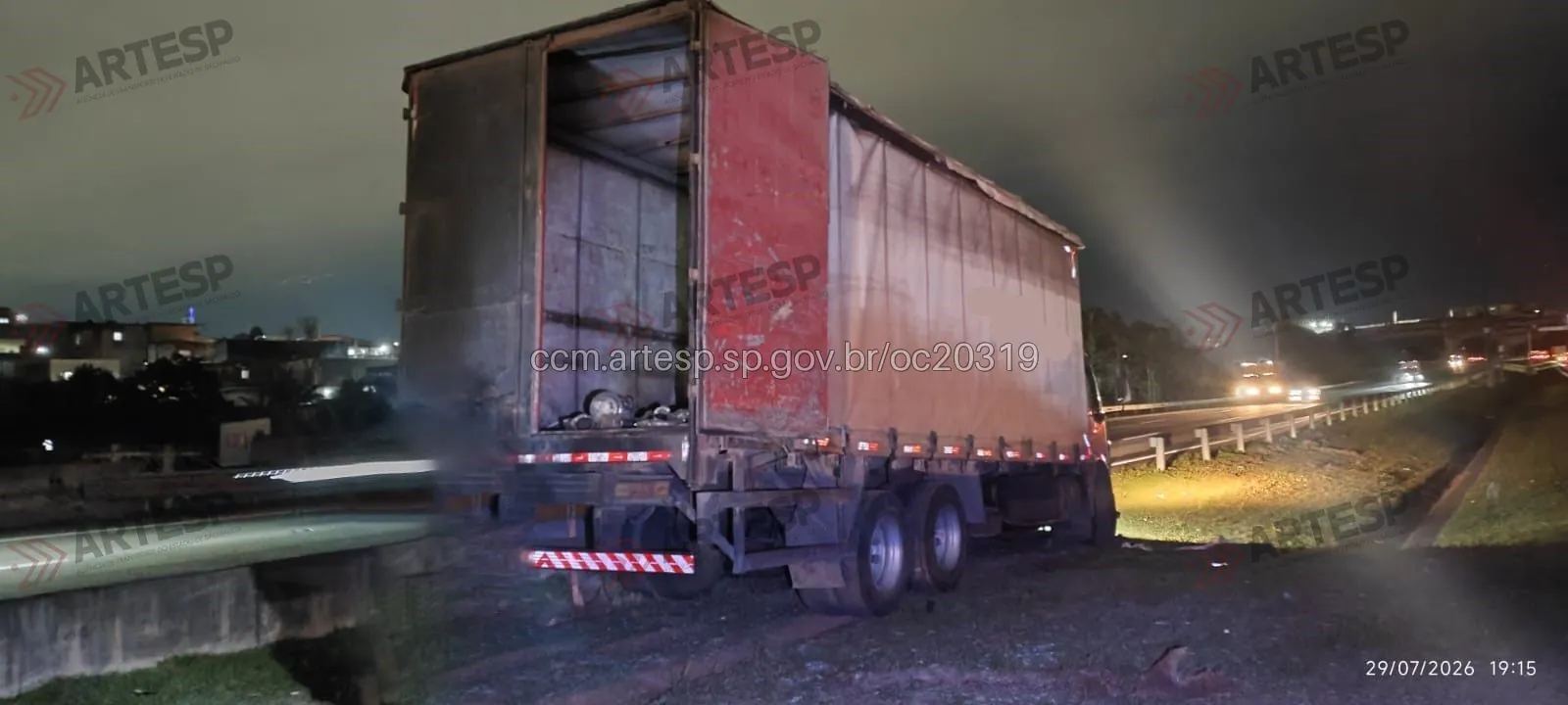 Caminhão bate em defensa metálica do Rodoanel após motorista cochilar ao volante, em Itaquaquecetuba