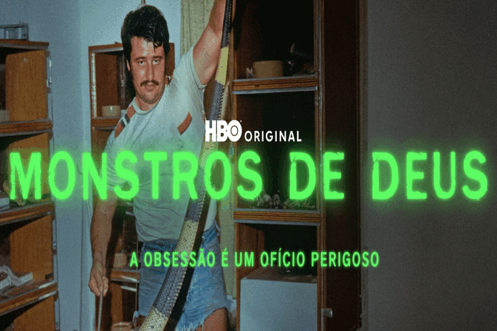 Imagem com o título do documentário em verde e no fundo a imagem de um homem com cabelo curto, bigode, usando camiseta branca e short jeans segurando cobra com uma vara