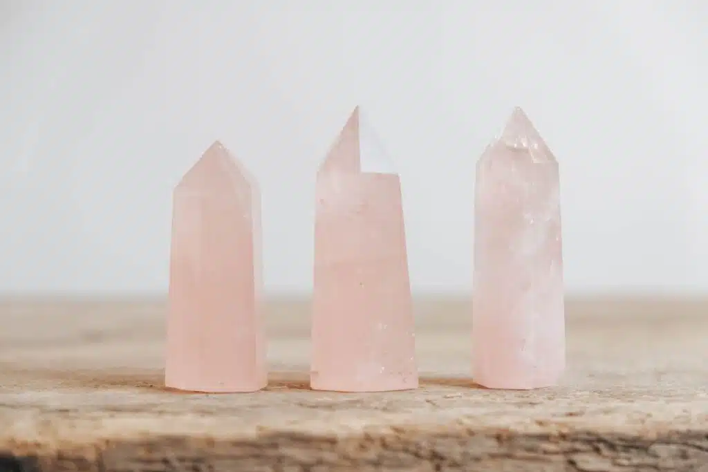 4 rituais com quartzo rosa para atrair amor