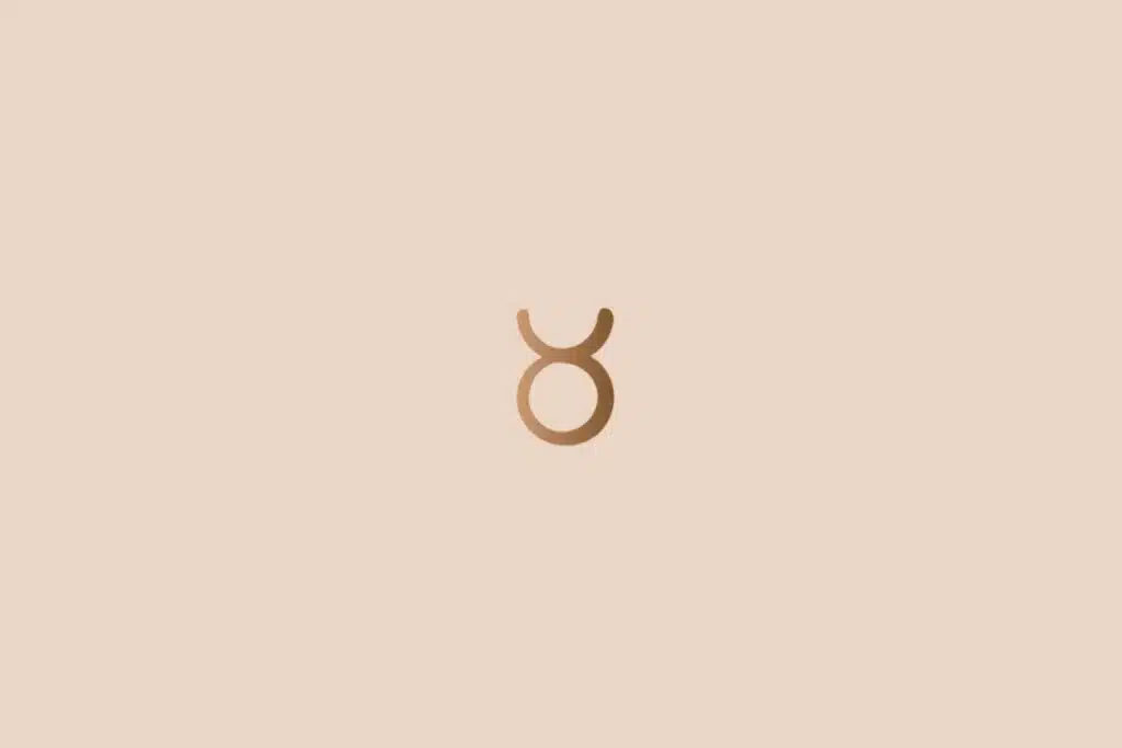 Ilustração do signo de touro na cor marrom em um fundo bege-claro