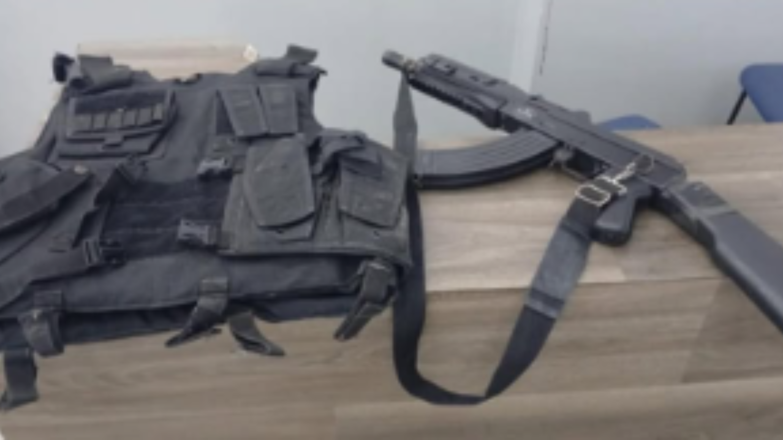 PM apreende simulacro de fuzil e colete à prova de balas em imóvel abandonado em Mogi
