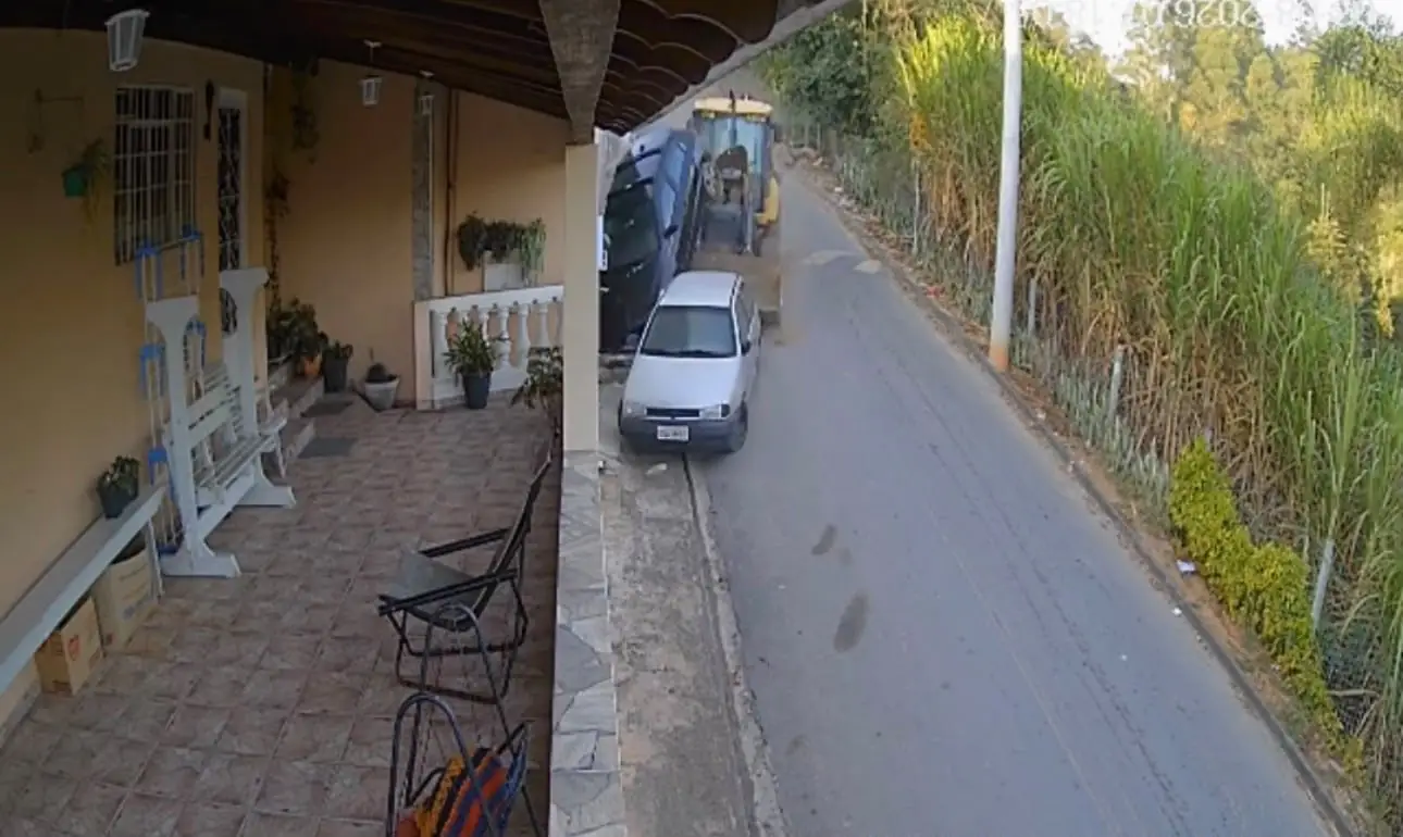 Vídeo: Retroescavadeira da Prefeitura de Salesópolis 'perde os freios' e bate em carros estacionados