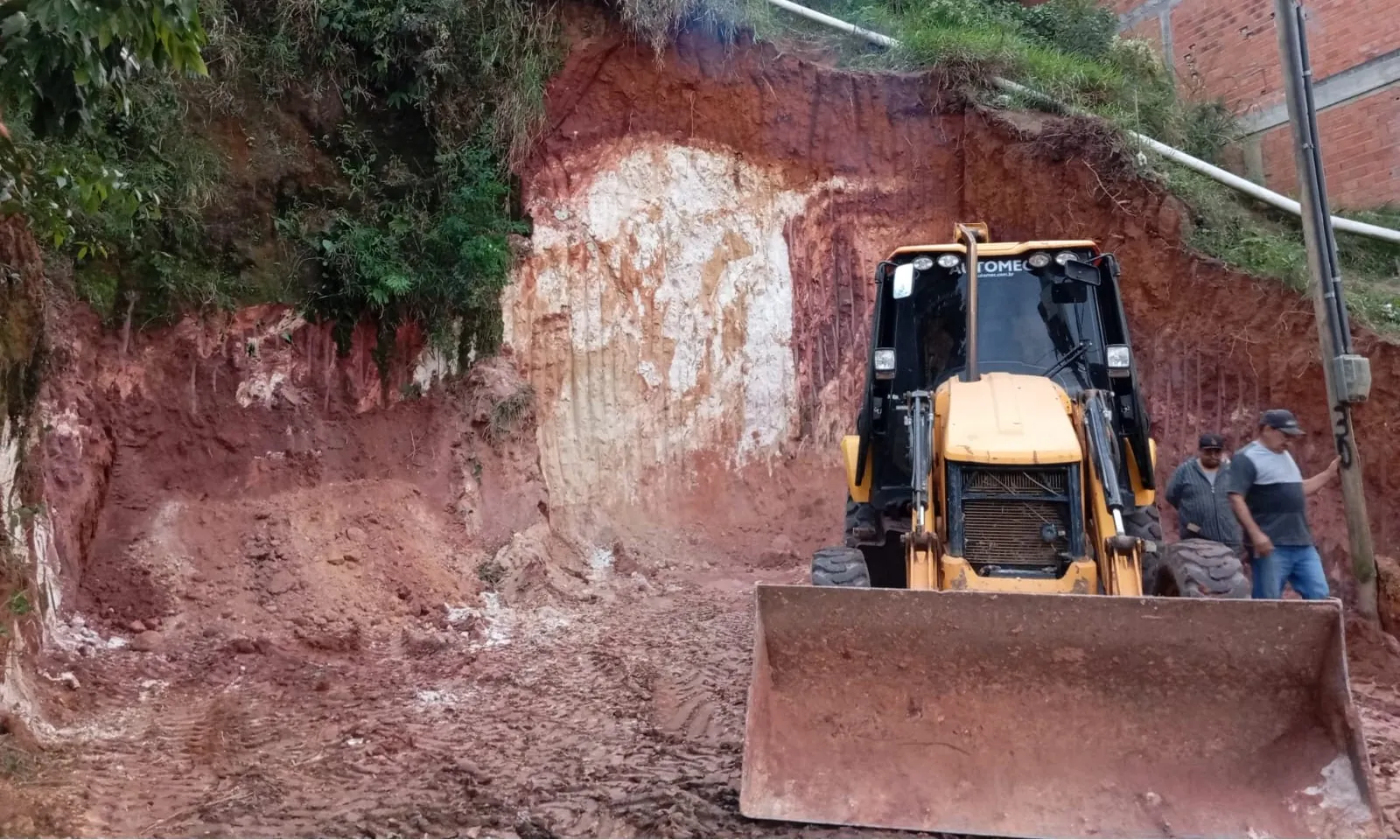 Homem é multado em R$ 11,5 mil após movimentação irregular de terra, em Itaquaquecetuba