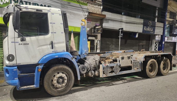 Homem é preso pela PM após perseguição a caminhão roubado em Itaquaquecetuba