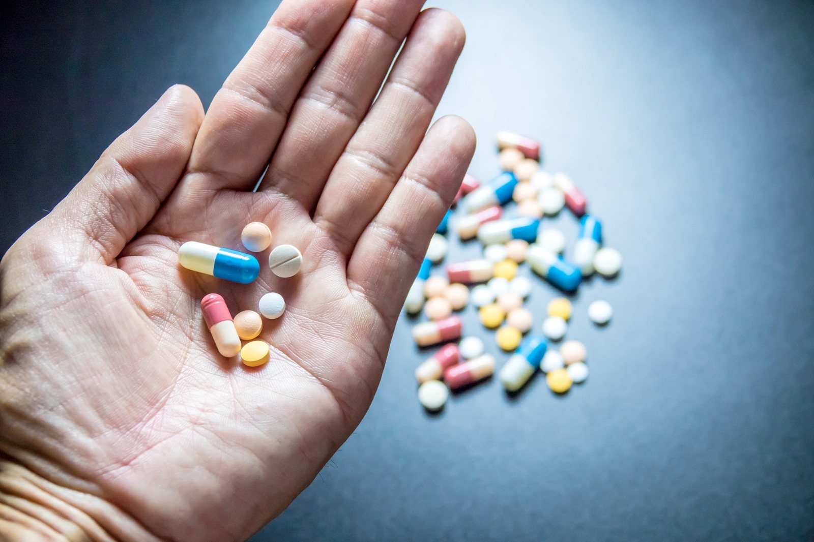 Automedicação: hábito comum entre brasileiros pode trazer riscos à saúde, alerta especialista