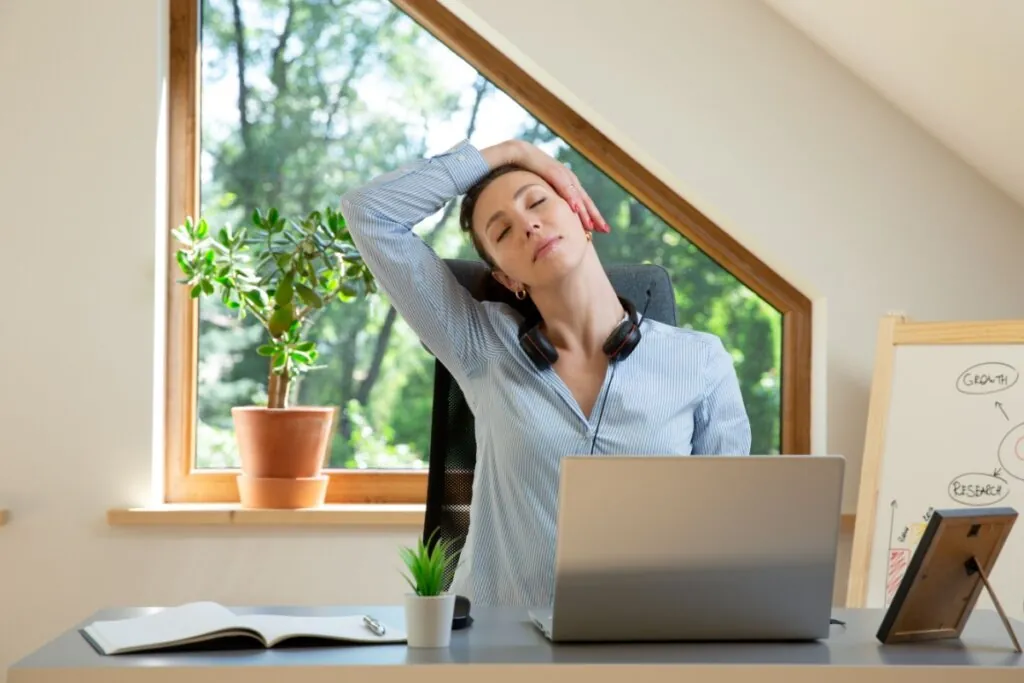 Síndrome do mouse: 5 dicas para evitar dores nos ombros e nos cotovelos no home office