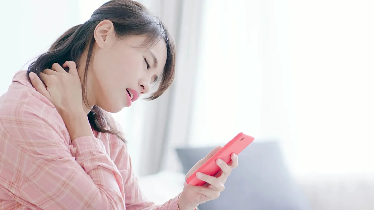 Uso excessivo do celular pode aumentar risco de dores no pescoço e nas costas, alerta ortopedista