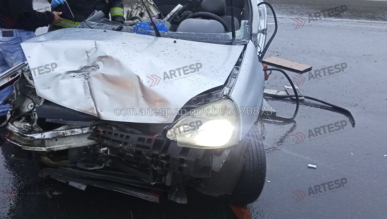 Mulher morre e 4 ficam feridos após acidente entre carros e caminhão no Rodoanel, em Poá