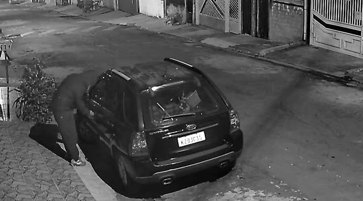 Câmera de segurança flagra momento em que suspeito furta veículo em Itaquaquecetuba; veja vídeo