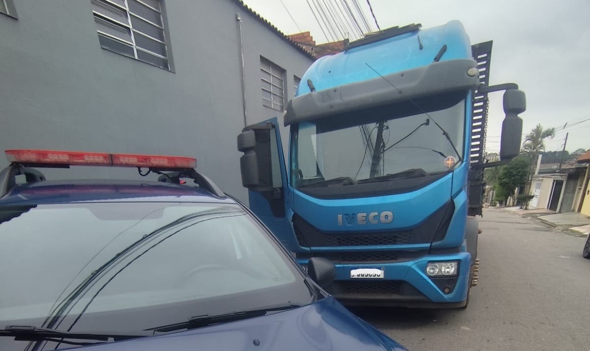 GCM de Suzano recupera caminhão roubado com carga de ferro avaliada em R$ 600 mil