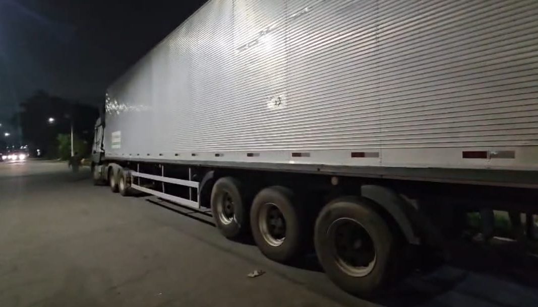 GCM de Suzano prende dois homens por sequestrar motorista e roubar caminhão