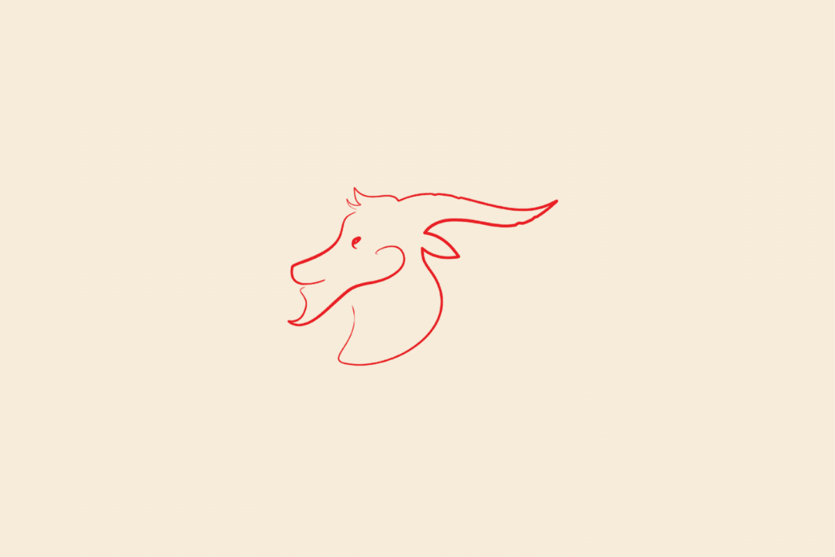 Ilustração minimalista de uma cabeça de cabra com chifres alongados, em vermelho, representando o signo de Capricórnio sobre fundo bege.