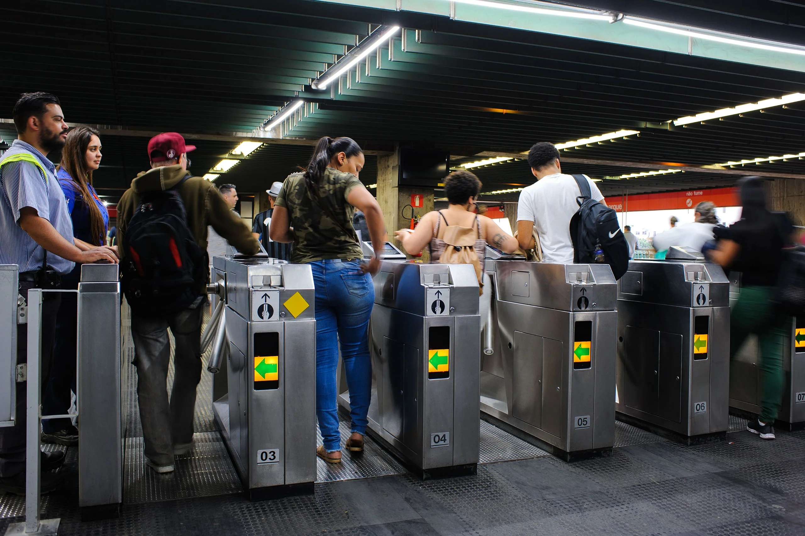 Metrô amplia pagamento por aproximação para todas as catracas das linhas 1-Azul, 2-Verde, 3-Vermelha e 15-Prata