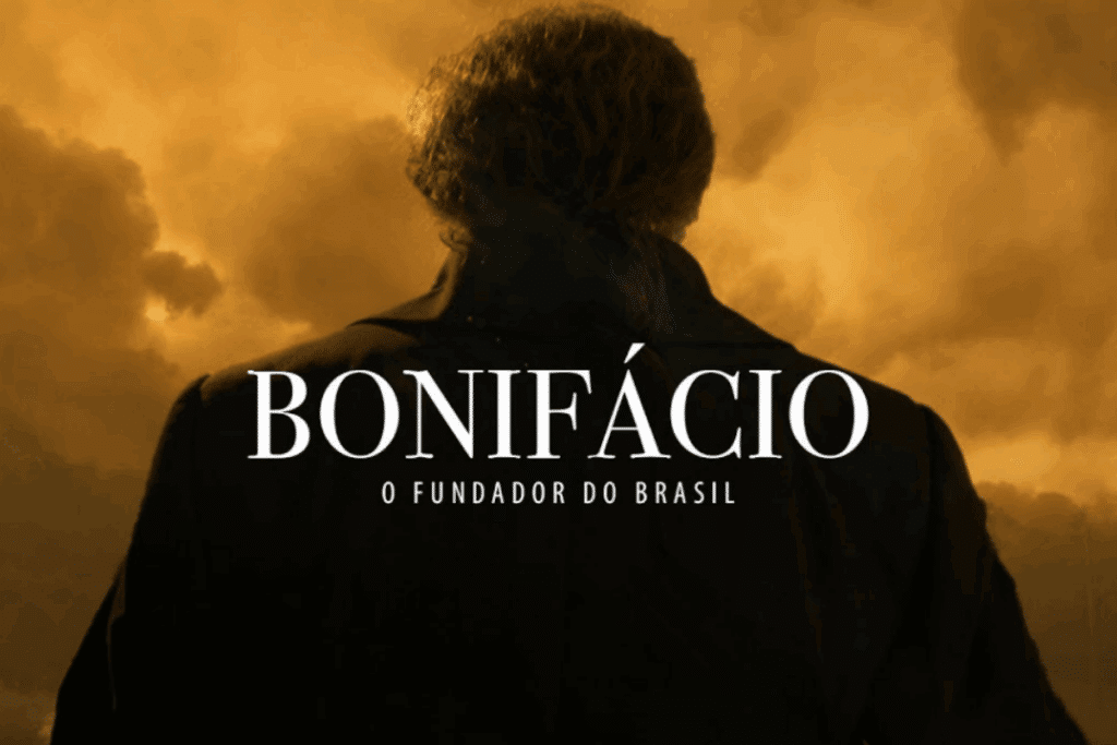 Figura de um homem vista de costas, usando roupas de época, diante de um céu alaranjado e nublado. No centro, aparecem o nome do filme em branco.