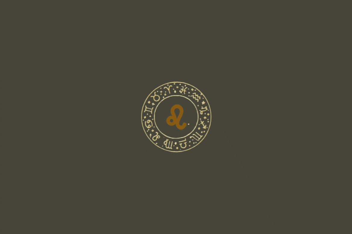 Fundo liso em cinza-escuro/oliva. Há um círculo zodiacal central com contorno duplo delicado em dourado-claro, cercado pelos símbolos dos signos e pequenos pontos decorativos. No interior aparece o símbolo de Leão, uma linha curva e sinuosa que termina em uma pequena forma circular, em dourado-ocre.