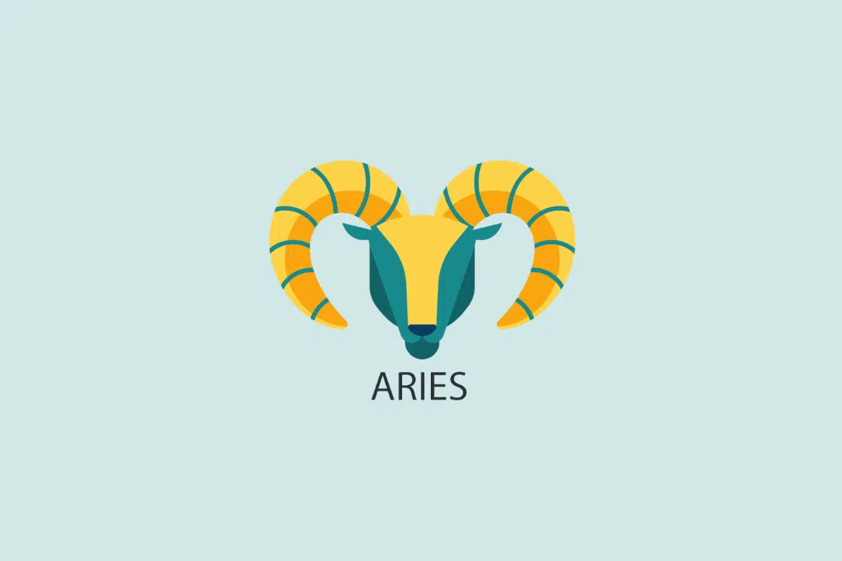 Ilustração vetorial em estilo plano da cabeça de um carneiro com grandes chifres curvos amarelos, sobre um fundo azul-claro com a palavra "ARIES" escrita abaixo.