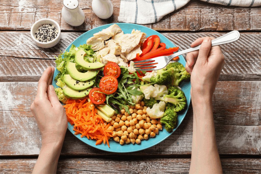Treinar à noite exige mudanças na alimentação? Saiba como equilibrar refeições e sono