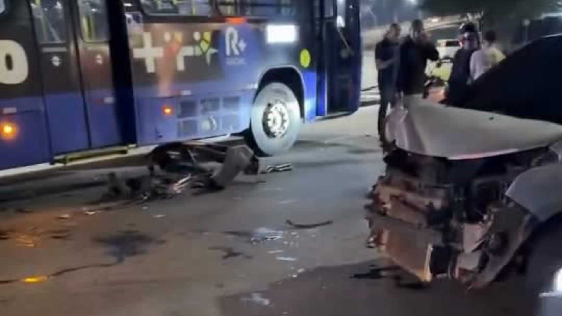 Vídeo: carro fica destruído após colisão com ônibus na Av. João Batista Fitipaldi, em Suzano
